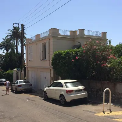 a white car parked in front of a house at Maison palm in Cannes