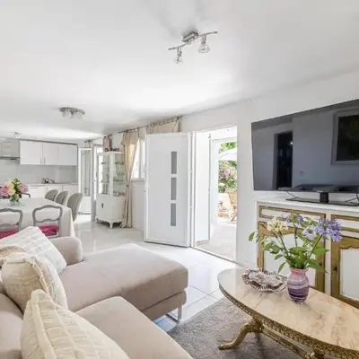 LA VILLA DES FLEURS en duplex avec jardin et piscine