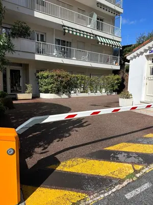 a building with a caution tape in front of a parking lot at Appartement terrasse Cannes Suquet proche plage et centre in Cannes