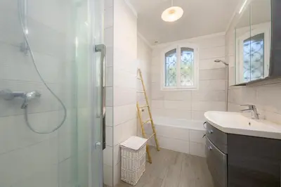 a bathroom with a shower and a sink at Villa Lou San Peyre, Cannes et Mougins, 4 km des plages in Le Cannet