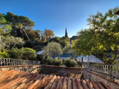 a view of a garden with a fence and trees at Villa Lou San Peyre, Cannes et Mougins, 4 km des plages in Le Cannet