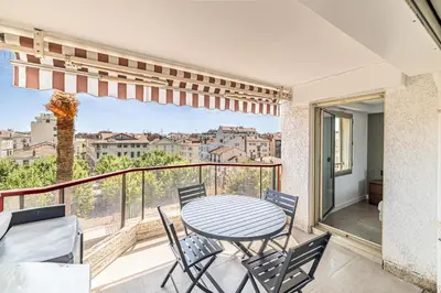 a patio with a table and chairs on a balcony at L'ÉTOILE D'OR avec terrasse au centre de Cannes in Cannes