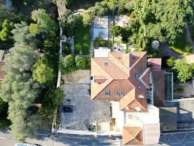 an overhead view of a house with a roof at Proche gare, 5min Plage du Midi, T3, 6 personnes By Palmazur Vacances in Cannes
