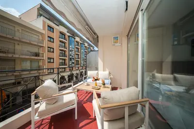 a balcony with a table and chairs on a building at Luxe 1 minute a pied du Martinez plage shopping vu Mer in Cannes