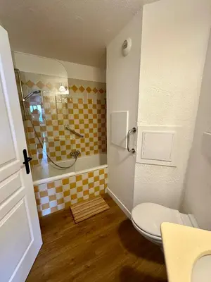 a small bathroom with a toilet and a sink at Renoir 252 - Appartement rez-de-jardin type F2 - Petite vue mer in Cannes