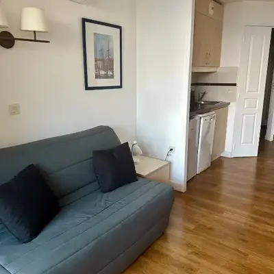 Renoir 252 - Appartement rez-de-jardin type F2 - Petite vue mer