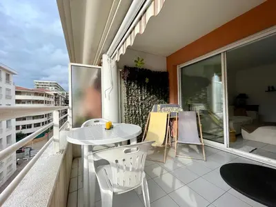 a balcony with a table and chairs on a balcony at Appart avec terrasse in Cannes