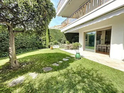 a small yard with a tree and a lawn at 3-bedroom apartment on La Croisette with garden in Cannes