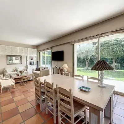 3-bedroom apartment on La Croisette with garden