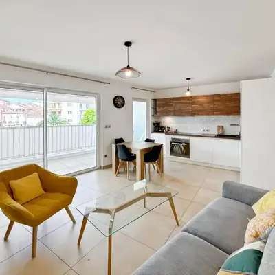 CAM103 - Beau 2 pièces avec terrasse