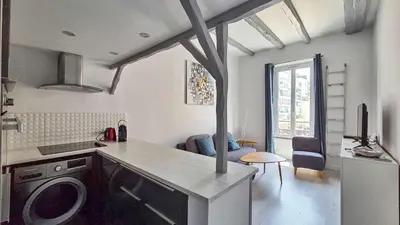 a kitchen with a washer and dryer in a room at LX154 Loft rénové lumineux - plein centre Cannes in Cannes