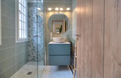 a bathroom with a sink and a mirror at Cannes centre rue d'antibes et palais in Cannes