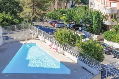 a group of houses with mountains in the background at Appartement Grand Balcon Sud avec Piscine proche Cannes in Le Cannet