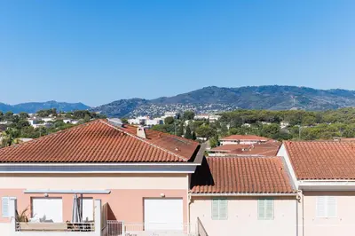 an overhead view of a swimming pool in a parking lot at Appartement Grand Balcon Sud avec Piscine proche Cannes in Le Cannet