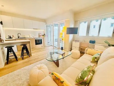 a living room with a couch and a glass table at B020- Elegante et lumineux a deux pas plages et centre in Cannes