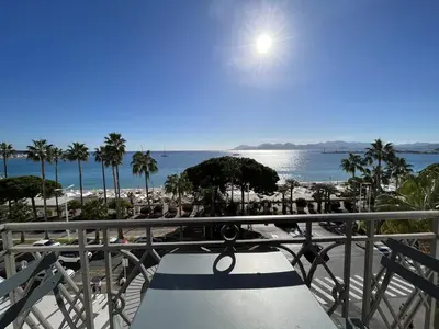 a bench on a balcony overlooking the beach at Cannes La Croisette - Studio face mer avec chambre cabine et balcon in Cannes