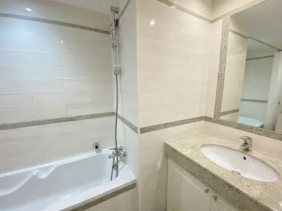 a bathroom with a sink and a bath tub at Cannes La Croisette - Studio face mer avec chambre cabine et balcon in Cannes