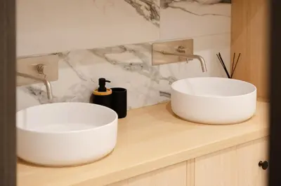 two white sinks on a wooden counter in a bathroom at Elégant 3 pièces avec Terrasse - Centre - Lumineux in Cannes