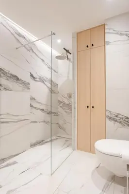 a bathroom with a shower and a toilet and a sink at Elégant 3 pièces avec Terrasse - Centre - Lumineux in Cannes