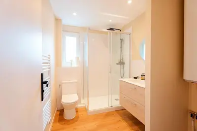 a bathroom with a shower and a toilet and a sink at 3 Chambres - Central - Plage à 10 min - Lumineux in Cannes