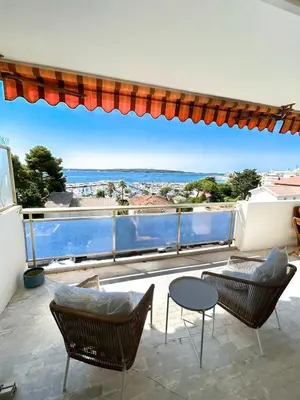 a balcony with chairs and a view of the water at Vue mer - Pointe Croisette - 1 chambre Spacieuse in Cannes