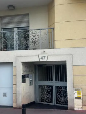 an entrance to a building with a door and a balcony at La pause cannoise RDC in Cannes