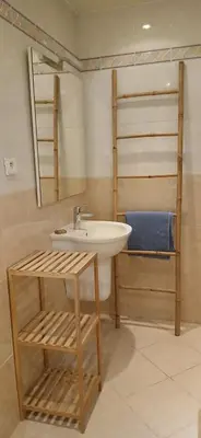 a bathroom with a sink and a mirror at Bel appartement central 2 chambres in Cannes