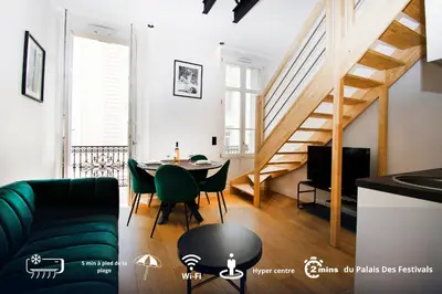 a living room with a green couch and a table at L'Ecrin Festivalier Standing Presta in Cannes