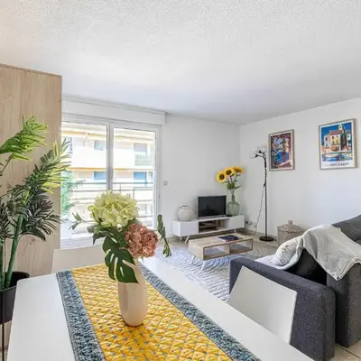 Bright One bedroom Apt with Parking and Terrace