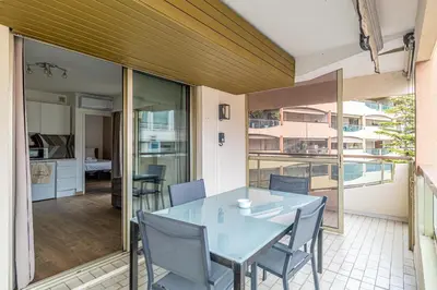 a dining room with a table and chairs at LE CHATAIGNIER avec terrasse au calme et central in Cannes
