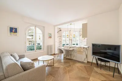 a living room with a couch and a table at LE PASTEUR pour tout confort en plein cœur de Cannes in Cannes