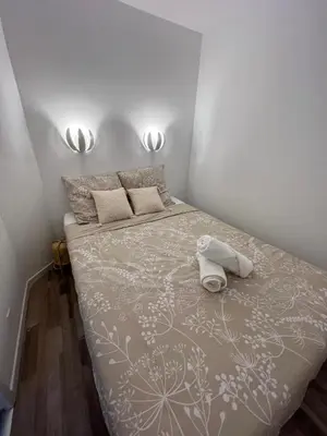 a small bedroom with a bed with two towels on it at Appartement 2 pièces Cannes - Piscine - Plages in Cannes