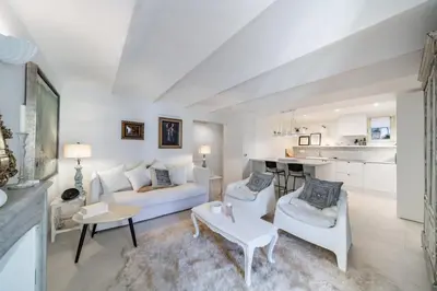 a living room with a white couch and a table at Charme et confort à Cannes près de la Croisette in Cannes