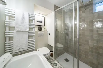 a bathroom with a shower and a toilet and a tub at Charme et confort à Cannes près de la Croisette in Cannes