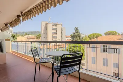 a balcony with a table and chairs on a balcony at Cannes 2 pièces lumineux terrasse ensoleillée in Cannes