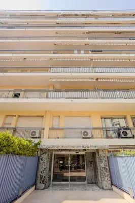 an external view of a tall building with a large window at Cannes 2 pièces lumineux terrasse ensoleillée in Cannes