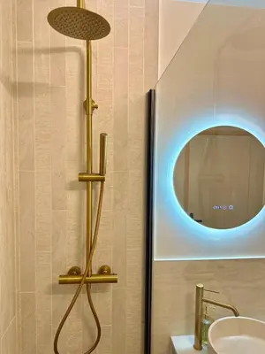 a bathroom with a round mirror and a sink at Studio lumineux 5 minutes Croisette et rue Antibes in Cannes