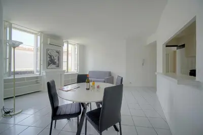 a dining room with a table and chairs at Charmant 2 pièces MEYNADIER-FORVILLE A1B269 in Cannes