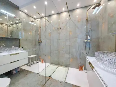 a bathroom with a shower and a sink at INTUITION Studio avec terrasse 3min Croisette in Cannes