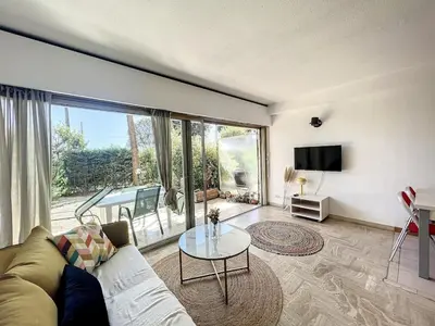 a living room with a couch and a table at Le 65 Picaud - Superbe logement proche plages in Cannes