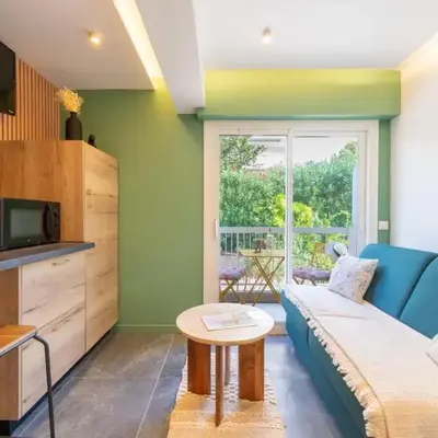 1-Br Apartment Quiet Setting Near City Center