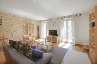 a living room with a couch and a tv at Spacieux 2 chambres BALCON, FELIX FAURE-COEUR DE CANNES A2B023 in Cannes
