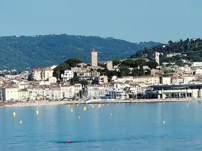 a town on the shore of a body of water at Cannes centre T3 Carré D'Or calme air conditionné WiFi in Cannes