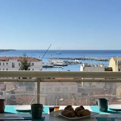 Beautiful 2-bedroom apt - sea and city view