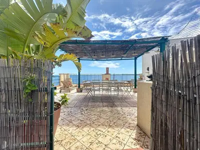 Gallery image of 32m2 petite maison au bord de l'eau avec terrasse in Cannes