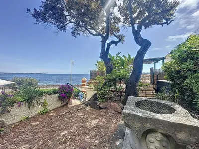 Gallery image of 32m2 petite maison au bord de l'eau avec terrasse in Cannes