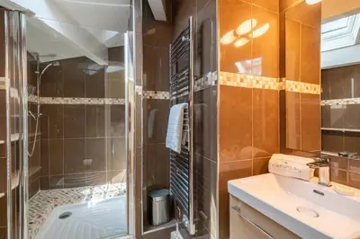 a bathroom with a shower and a sink at 4 pièces sur deux niveaux au cœur de Cannes in Cannes