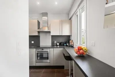 a kitchen with a bowl of fruit on a counter at Agréable studio à deux pas de la Croisette in Cannes