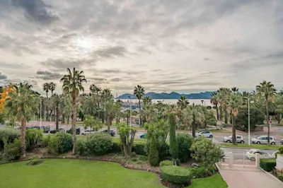 an aerial view of a park with palm trees at Superbe appartement 5 pièces sur la Croisette in Cannes