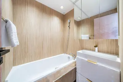 a bathroom with a white tub and a sink at Superbe appartement 5 pièces sur la Croisette in Cannes